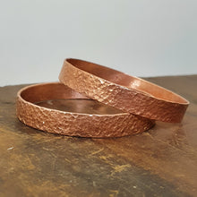 Load image into Gallery viewer, 10mm wide round bangle copper square texture