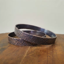 Load image into Gallery viewer, 10mm wide round bangle copper square texture with patina