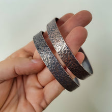 Load image into Gallery viewer, 10mm wide round bangle copper square texture with patina