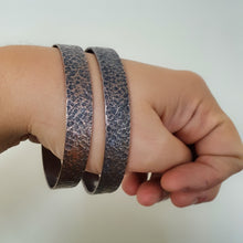 Load image into Gallery viewer, 10mm wide round bangle copper square texture with patina