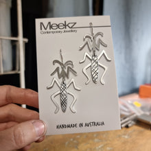 Load image into Gallery viewer, Praying Mantis Drop Earrings