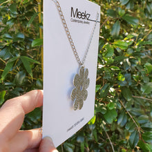 Load image into Gallery viewer, Daisy Flower Necklace