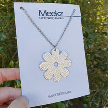 Load image into Gallery viewer, Daisy Flower Necklace