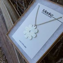 Load image into Gallery viewer, Daisy Flower Necklace