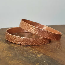 Load image into Gallery viewer, 10mm wide round bangle copper square texture
