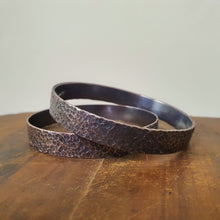 Load image into Gallery viewer, 10mm wide round bangle copper square texture with patina
